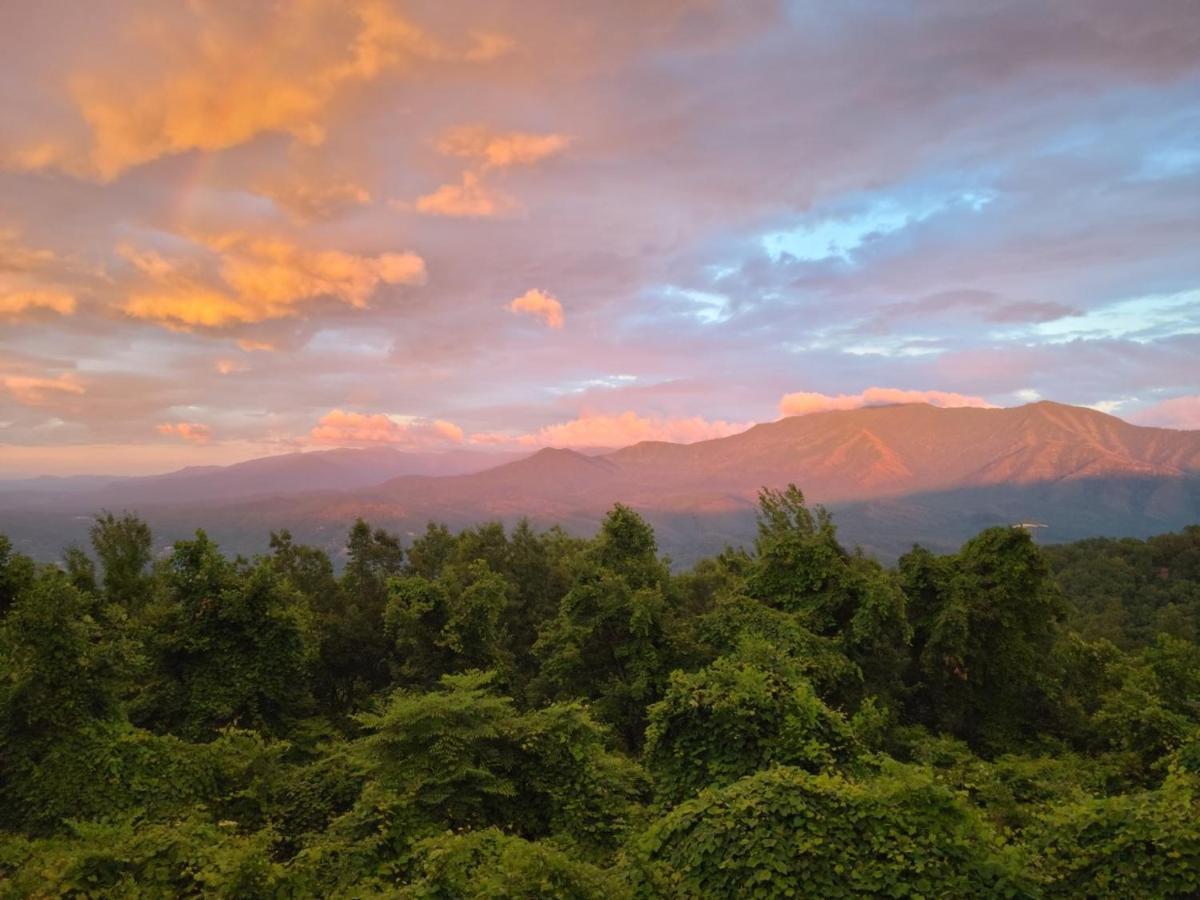 Mountain Villa Magnificent Views - 2 Pools, Fireplace & Hot Tub Gatlinburg Eksteriør bilde